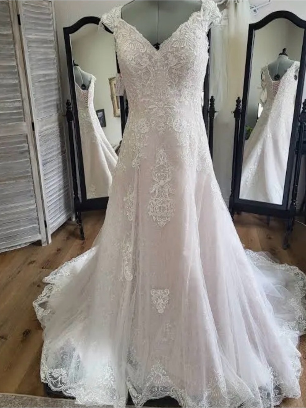 Luxe & Love 3004 Ivory Lace Wedding Dress | Size 16